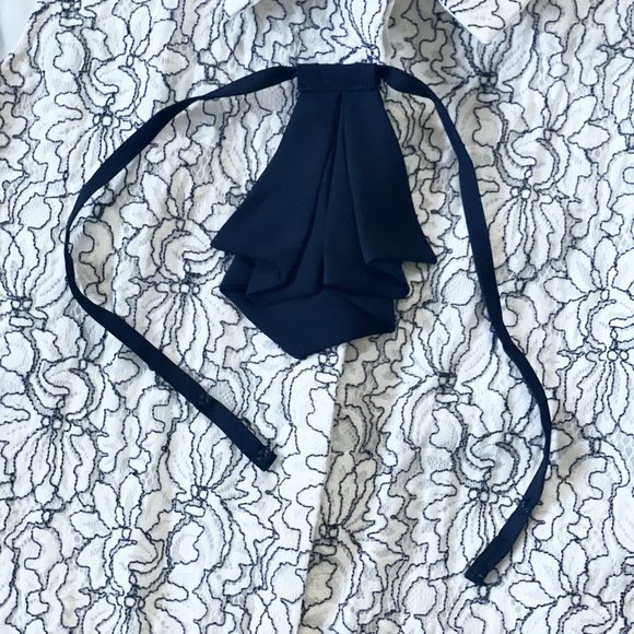 Karl Lagerfeld Black & White Embroidered Lace Sleeveless Button Down Blouse - Picture 5 of 9